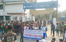 ঈশ্বরদীতে সড়ক অবরোধ করে ছাত্র জনতার বিক্ষোভ