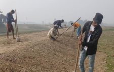 শান্তিগঞ্জের হাওর রক্ষা বাধের কাজে কৃষক খুশী