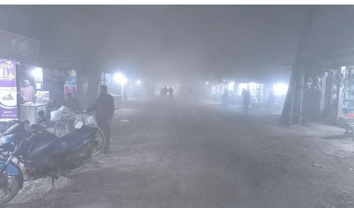 বৃষ্টির মতো ঝরছে কুয়াশা, বিপর্যস্ত জনজীবন