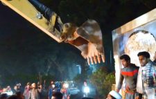 শাহজালাল বিজ্ঞান ও প্রযুক্তি বিশ্ববিদ্যালয়ে (শাবিপ্রবিতে) মধ্যরাতে শেখ মুজিবুর রহমানের ম্যুরাল ভেঙে গুড়িয়ে দিয়েছেন শিক্ষার্থীরা।