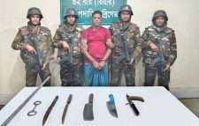 জগন্নাথপুর ও ছাতকের সীমান্তে ডা কা ত সর্দার “কুদ্দুস” দেশীয় আগ্নে য়া স্ত্র সহ সেনাবাহিনীর খাঁচায় বন্দী