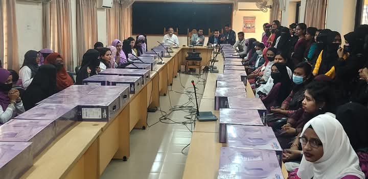 ছাতকে আইসিটি ডিভিশন তথ্য মন্ত্রণালয়ের প্রশিক্ষণ শেষে প্রশিক্ষনার্থীদেরকে ল্যাপটপ প্রদান