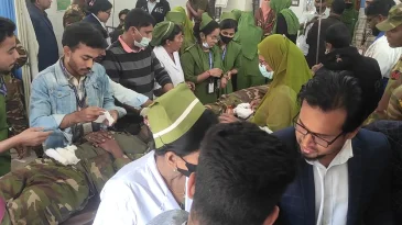 নড়াইলে সড়ক দুর্ঘটনায় সেনাবাহিনীর ১৩ সদস্য আহত