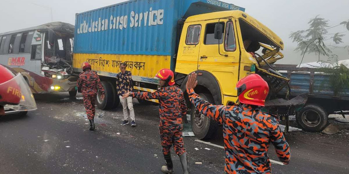মুন্সিগঞ্জে ঘন কুয়াশায় ৫ যানবাহনের সংঘর্ষ, আহত ২০