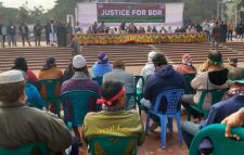 শহীদ মিনারে চাকরিচ্যুত বিডিআর সদস্যদের অবস্থান