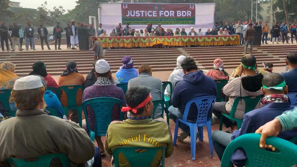 শহীদ মিনারে চাকরিচ্যুত বিডিআর সদস্যদের অবস্থান