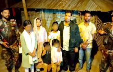 সীমান্তে নারী-শিশুসহ আটক ৭