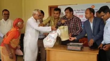 ছাতক সদর ইউনিয়নের হত-দরিদ্র পরিবারের মাঝে সরকারি চাল বিতরণ