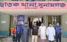 ছাতকে সেনাবাহিনী ও পুলিশের যৌথ অভিযান রাজনৈতিক মামলার ৪ আসামী গ্রে*ফতার