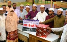 সিলেটে নওমুসলিম পরিবারের সদস্যরা ঈদ উপহার পেলেন তারেক রহমানের