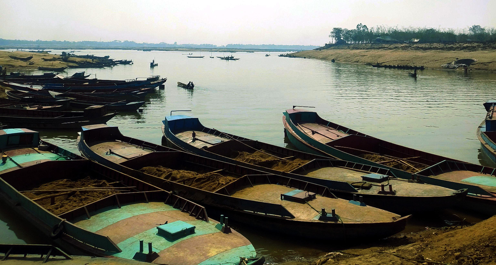 জব্দের এক সপ্তাহ পর পাটলাই নদীতে খনিজ বালি চুরিতে জড়িত ২৬ জনের নামে মামলা!