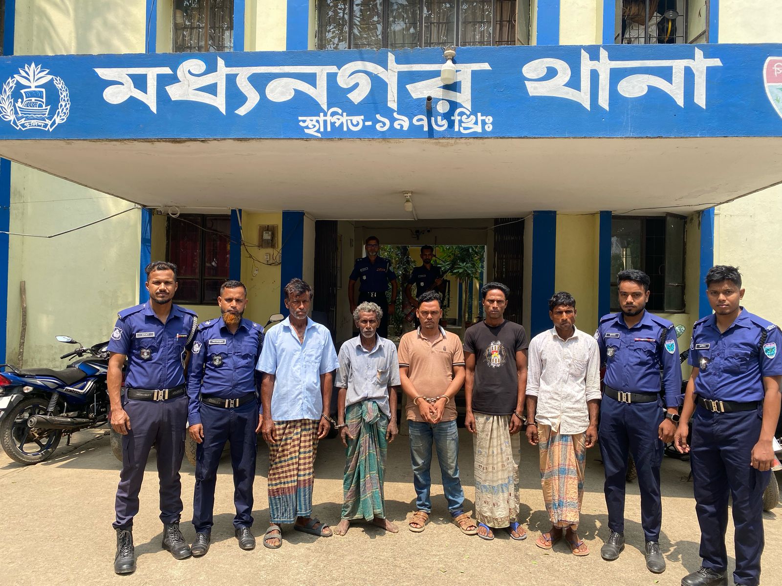 মধ্যনগরে যু*ব-লী*গ নেতা উজ্জ্বল সহ গ্রে*ফ*তা*র-৫