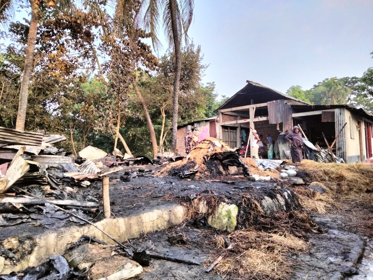 শান্তিগঞ্জে অগ্নিকাণ্ডে নিঃস্ব ৫ পরিবার