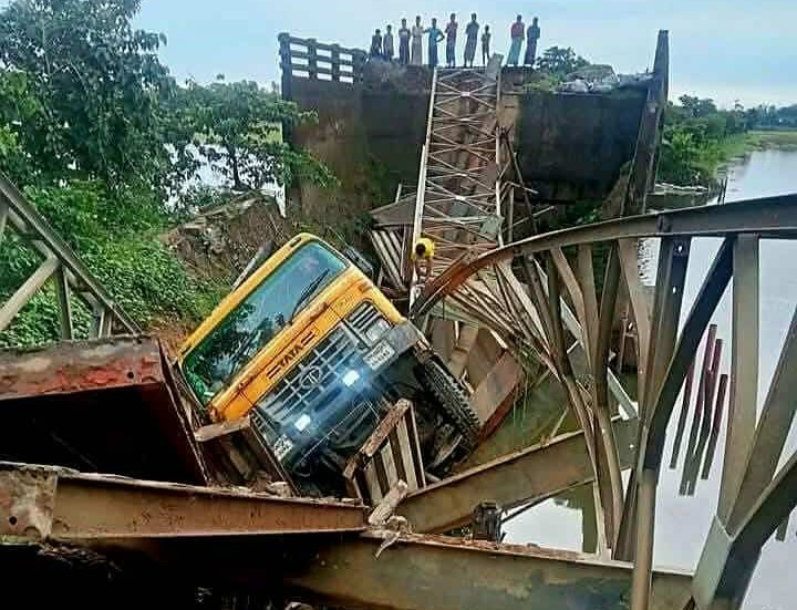 বিশ্বম্ভরপুরে ট্রাকসহ ভেঙে পড়ল বেইলি সেতু