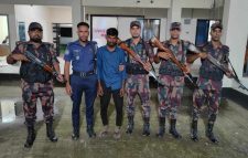 সীমান্ত অতিক্রম করে আসা ভারতীয় যুবক মদসহ আটক করেছে বিজিবি