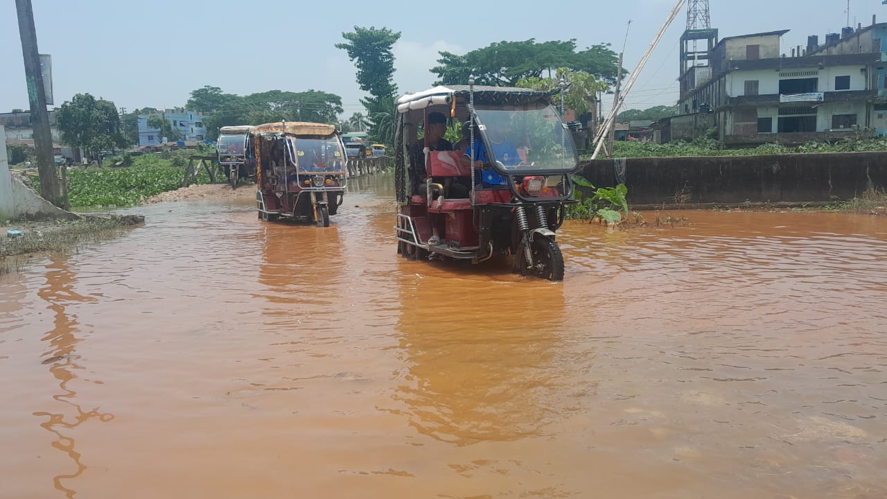 জগন্নাথপুরে বিকল্প সেতুর এ্যাপ্রোচ পানির নীচে , বিঘ্নিত যান চলাচল