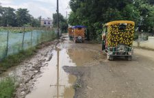 দোয়ারাবাজারে উত্তর সুরমার তিন কিলোমিটার ভাঙা সড়কে চরম দুর্ভোগে