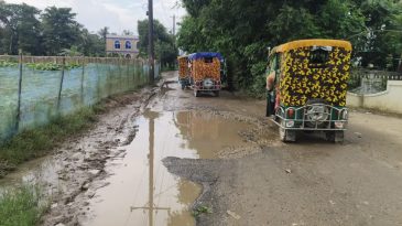 দোয়ারাবাজারে উত্তর সুরমার তিন কিলোমিটার ভাঙা সড়কে চরম দুর্ভোগে
