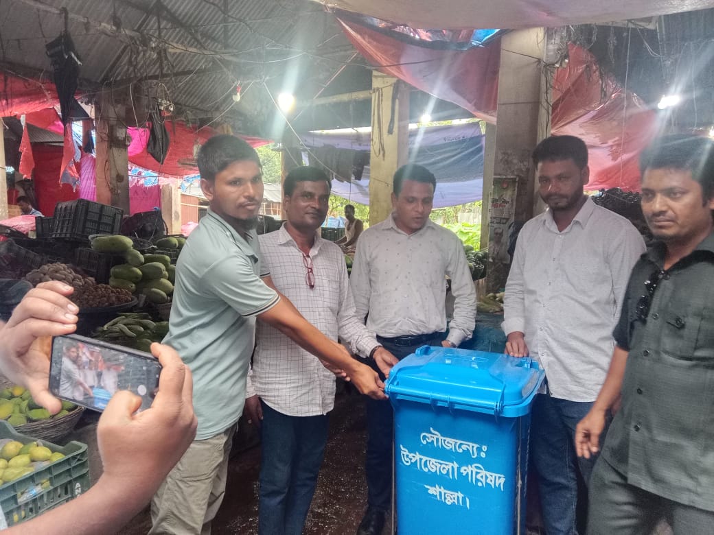 শাল্লায় (ঘুঙ্গিয়ারগাঁও) বাজারের চারপাশের ময়লা সরানোর উদ্যোগ