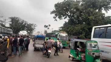 ১৬ ঘন্টা পর পাগলা-জগন্নাথপুর-আউশকান্দী আঞ্চলিক মহাসড়কে যানবাহন চলাচল স্বাভাবিক | জনমনে স্বস্তি