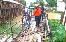 জগন্নাথপুরের প্রাণকেন্দ্রের বাঁশের সেতু ঝুকিপূর্ণ , ঘটতে পারে অনাকাঙ্খিত দুর্ঘটনা
