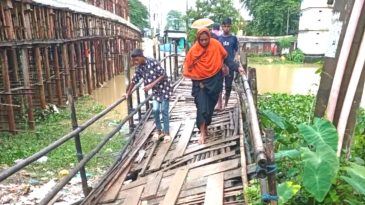 জগন্নাথপুরের প্রাণকেন্দ্রের বাঁশের সেতু ঝুকিপূর্ণ , ঘটতে পারে অনাকাঙ্খিত দুর্ঘটনা