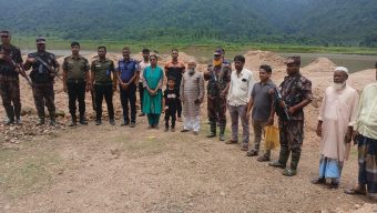 জৈন্তাপুরে টাস্কফোর্সের সাঁড়াশি অভিযান: ৪ নৌকা ধ্বংস, নিলামে জব্দ বালু