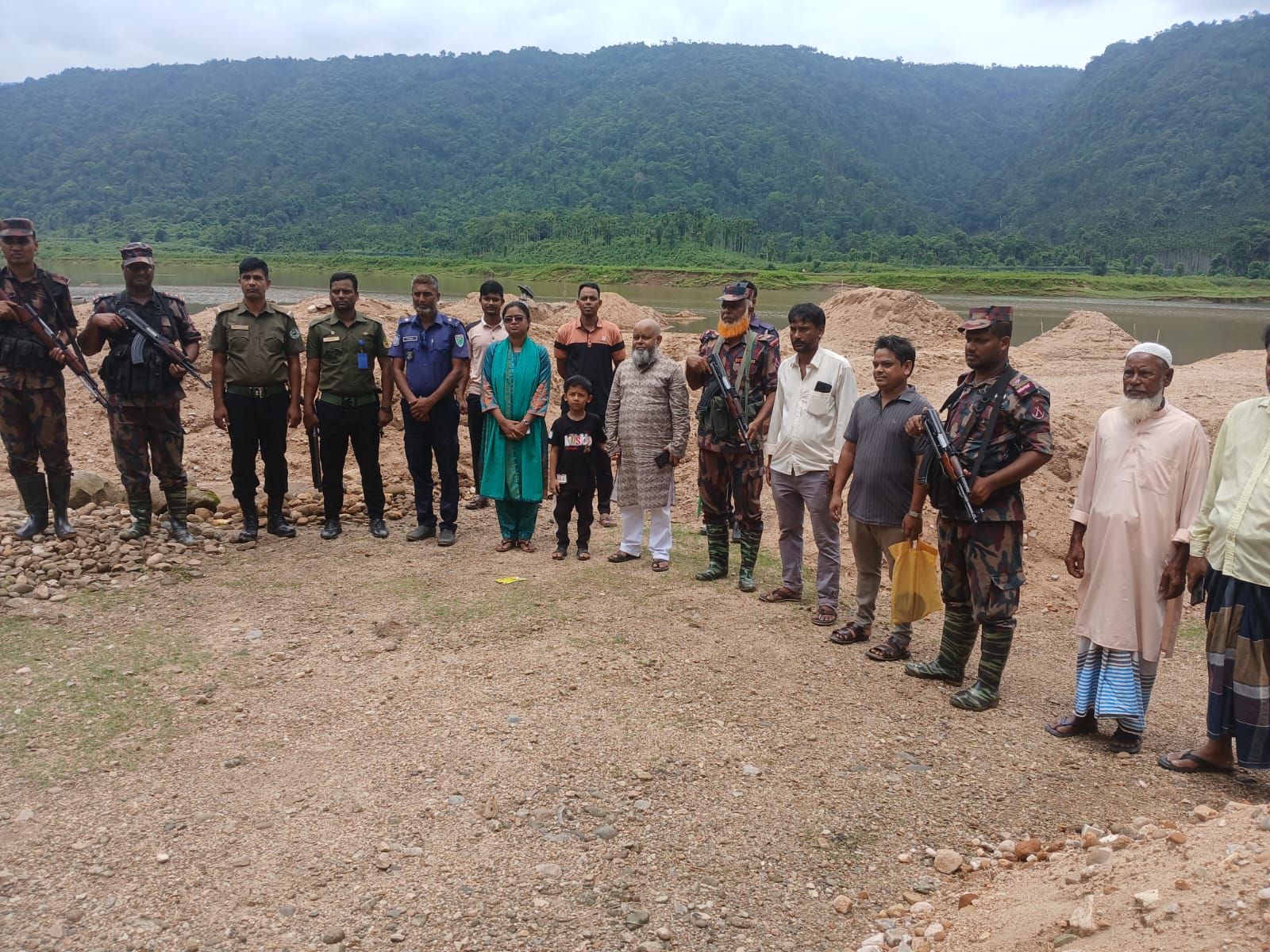 জৈন্তাপুরে টাস্কফোর্সের সাঁড়াশি অভিযান: ৪ নৌকা ধ্বংস, নিলামে জব্দ বালু