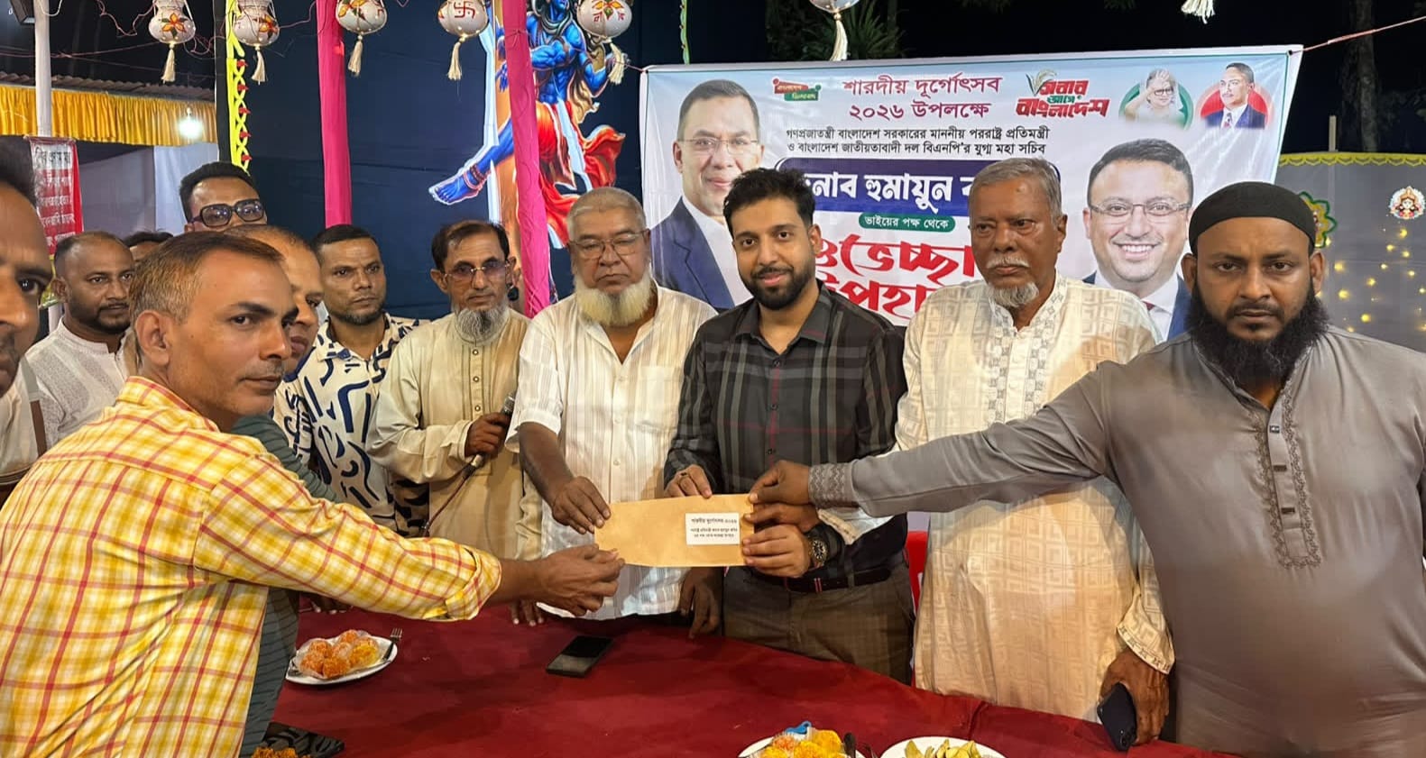 বিশ্বনাথের ২৬ পূজামণ্ডপে পররাষ্ট্র প্রতিমন্ত্রী হুমায়ূন কবিরের উপহার