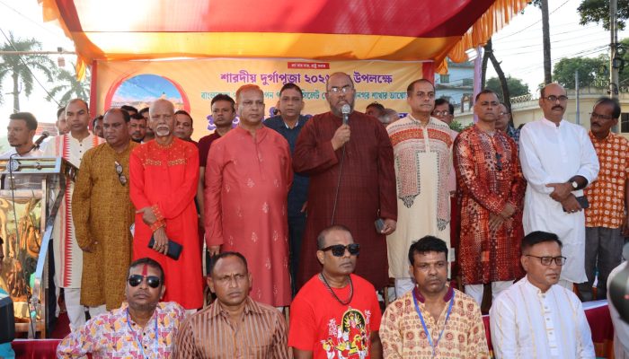 প্রতিমা বিসর্জনে দুর্গাপূজার আনুষ্ঠানিক সমাপ্তি, হিংসা-বিদ্বেষের অবসান চাই: সিসিক প্রশাসক